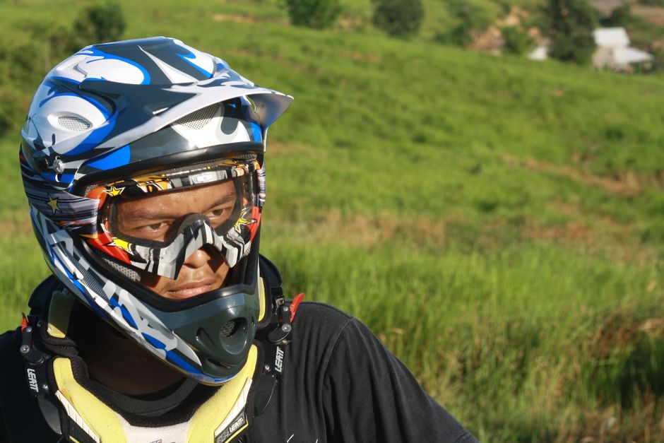 Dirt biker cu echipament colorat
