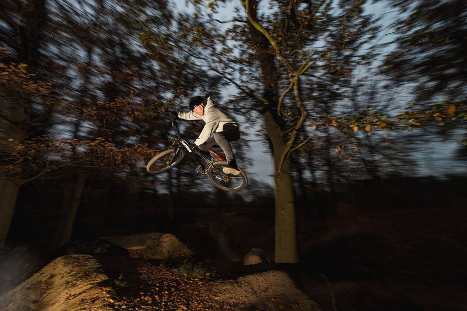 Biker de munte pe traseu enduro