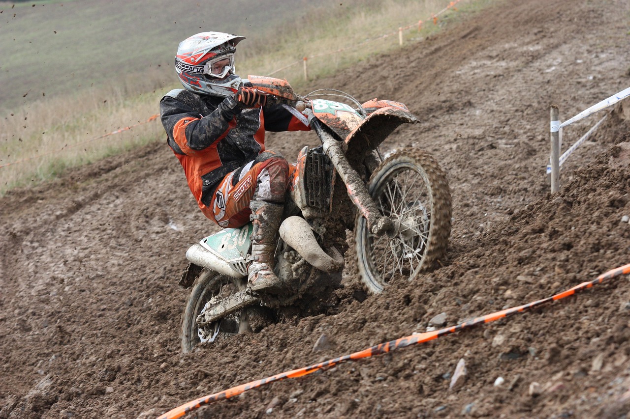 Motocicletă enduro pe traseu off-road
